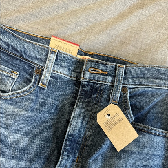 NWT Levi’s High-Waisted Mom Jean Medium Wash - Picture 2 of 5